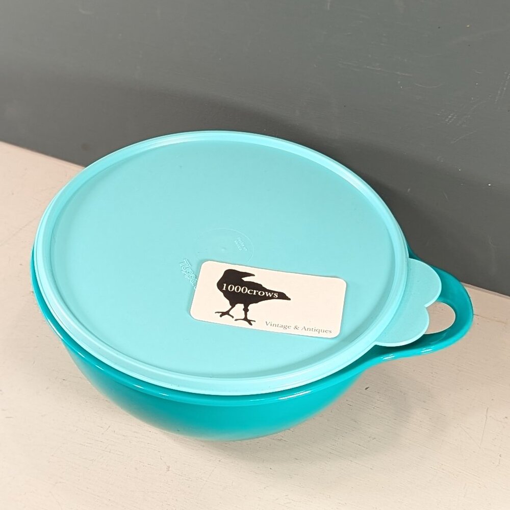 TUPPERWARE 12 cups / 2.7 L Thatsa Bowl Jr with blue Lid Mixing Serving Container